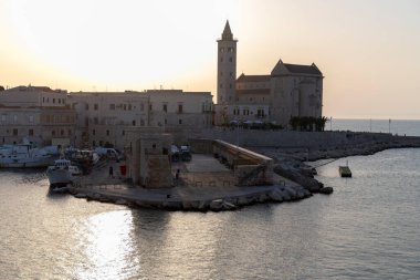 Trani şehri katedrali gün batımında denizden görüldü. Santa Maria Katedrali. San Nicola Pellegrino olarak da bilinir..