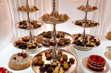 Pasta standında çeşitli hamur işleri.