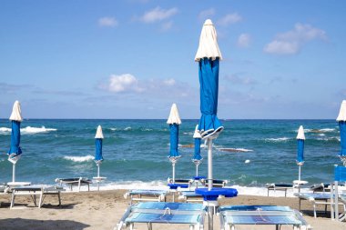 Issız sahil ve dalgalı deniz yazın ortasında.