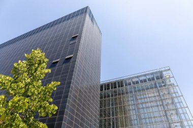 Roma, İtalya - 17 Haziran 2021: EUR bölgesindeki modern binalar. Toplantılar, kongreler, etkinlikler için iş merkezi. Arkaplan.