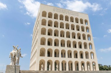 Roma, İtalya - 17 Haziran 2021: EUR bölgesinde Kare Kolezyum (Colosseo Quadrato).
