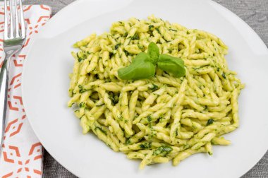 Makarna ve pesto. Geleneksel Ceneviz mutfağının (Liguria) tipik İtalyan yemeği. Ev yapımı pesto soslu trofie. Pesto soslu taze makarna.