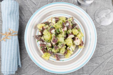 Ahtapot ve patates salatası.