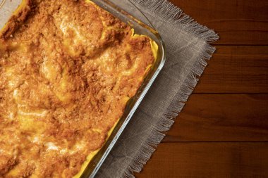 Lazanya bolonez. İtalyan mutfağının ünlü ve klasik ilk yemeği. Düz yatıyordu. Boşluğu kopyala.