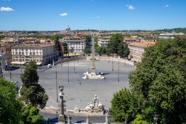 Roma 'nın tarihi merkezinde Pincio' dan görülen Piazza del Popolo (Halk Meydanı) panoramik manzara