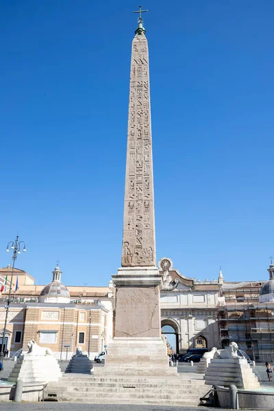 Flaminio dikili taşı (Obelisco Flaminio) Piazza del Popolo, Roma, İtalya.