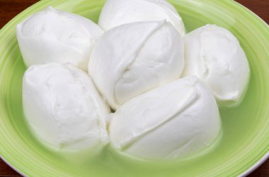 Bufalo mozzarella (mozzarella di bufala) suyla birlikte tabakta. Yakın plan. Campania DOP 'dan Mozzarella.