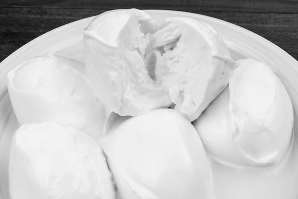 Buffalo Mozzarella Mozzarella Bufala Talerzu Wodą Zbliżenie Mozzarella Dop Wycięte — Zdjęcie stockowe