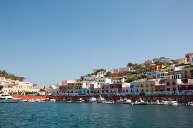 Yazın Ponza adasının limanı. Ponza adasının tipik renkli evleri. Ponza Limanı 'nın manzarası.