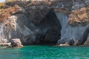 Orta İtalya 'daki Ponza adasının mağaraları. Akdeniz 'in mağaraları.