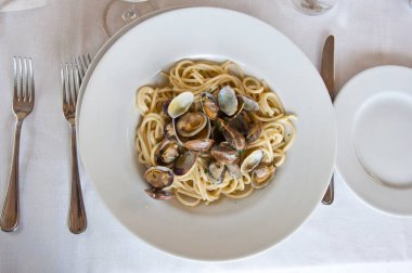 Midyeli spagetti. İstiridyeli makarna. Tipik İtalyan mutfağı. Tipik İtalyan ilk yemekleri. Deniz mahsullü spagetti. Düz yatıyordu.