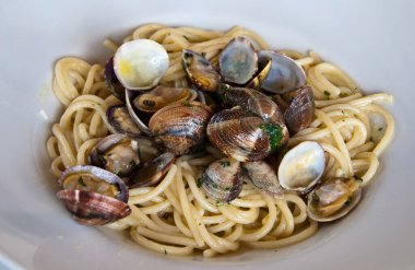 Midyeli spagetti. İstiridyeli makarna. Tipik İtalyan mutfağı. Tipik İtalyan ilk yemekleri. Deniz mahsullü spagetti. Düz yatıyordu.