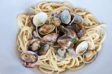 Midyeli spagetti. İstiridyeli makarna. Tipik İtalyan mutfağı. Tipik İtalyan ilk yemekleri. Deniz mahsullü spagetti. Düz yatıyordu.