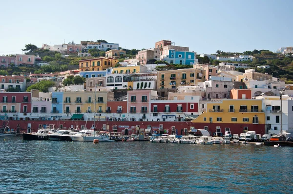 Yazın Ponza adasının limanı. Ponza adasının tipik renkli evleri. Ponza Limanı 'nın manzarası.