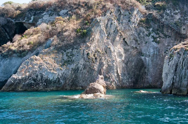 Ponza adasının kayalık uçurumunun manzarası. Orta İtalya 'nın ünlü volkanik kökenli adasının kayalık kıyısı..