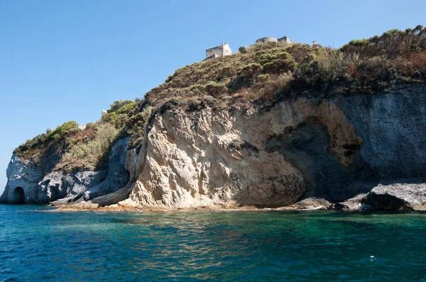 Krajina Skalnatého Útesu Ostrova Ponza Skalnatý Břeh Známého Ostrova Sopečného — Stock fotografie