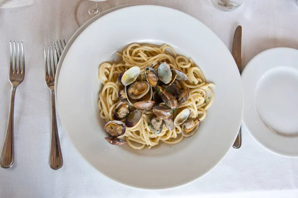 Midyeli spagetti. İstiridyeli makarna. Tipik İtalyan mutfağı. Tipik İtalyan ilk yemekleri. Deniz mahsullü spagetti. Düz yatıyordu.