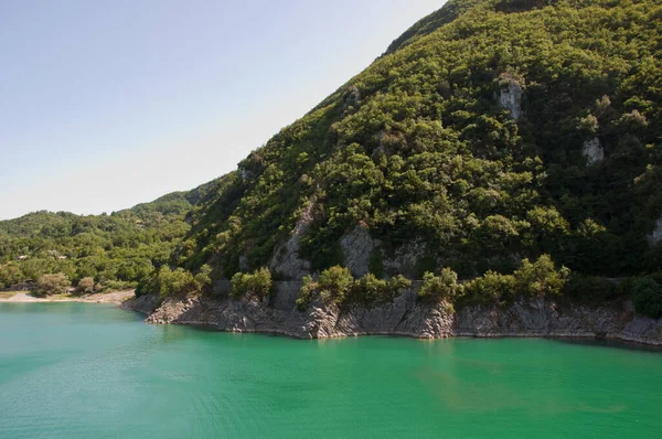 İtalya 'nın orta kesimindeki Salto Gölü (Lago del Salto). Lazio 'nun en büyük yapay gölü.