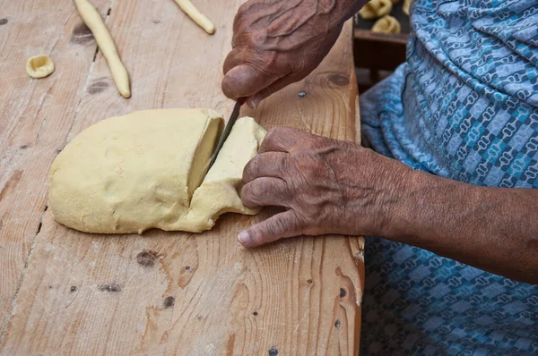 Cut Dough Homemade Orecchiette Baresi Working Hands Hands Elderly Woman — Foto de Stock
