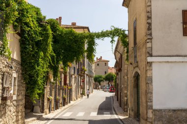 İtalya, Abruzzo 'da Villetta Barrea' nın dar sokakları.