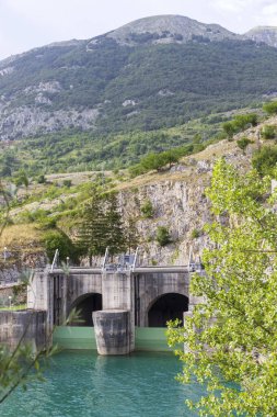Barrea Gölü Barajı, Abruzzo, İtalya. Dikey görünüm.