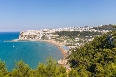 Peschici kasabası üzerinde panoramik manzara, deniz ve Gargano promontory, Puglia, İtalya.
