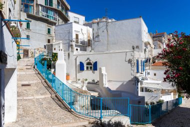 Peschici, İtalya 'nın tipik beyaz evleri ve mavi pencereleri.