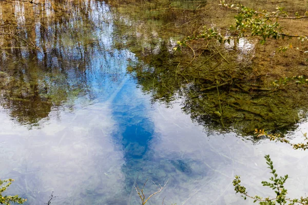 春の朝にキュエルボ川の水源の冷たい水に雲の反射 — ストック写真