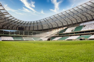 Stadyumun iç tarafındaki futbol stadyumunun manzarası ve tribünleri.