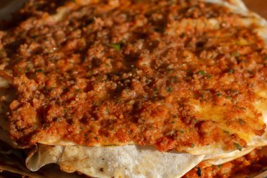 Türk pizzası ya da lahmacun kıyma ve soğandan yapılır, geleneksel lezzetli Türk mutfağı, yemek
