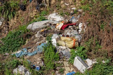 Yasadışı çöplük doldurma ve doğaya boşaltma. Dışardaki çöpler. Doğanın insan kirliliği kavramı