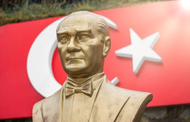 Arkaplanda Türk bayrağı, Atatürk Heykeli, Türkiye Cumhuriyeti 'nin ilk cumhurbaşkanı ve kurucusu Atatürk Baskını 