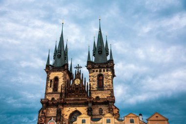 Prag 'da Tyn' den önceki kilisemiz.. 