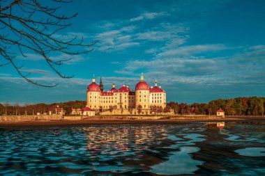 Göl üzerinden Almanya 'daki Moritzburg Kalesi' ne bakın..