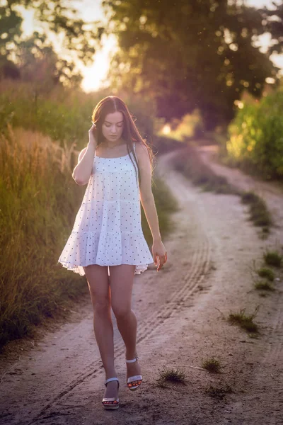 Jonge Mooie Vrouw Witte Jurk Maïsveld — Stockfoto