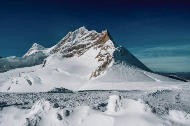 İsviçre Alpleri 'nin kışın panoramik manzarası 