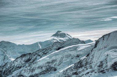 İsviçre Alpleri 'nin kışın panoramik manzarası 