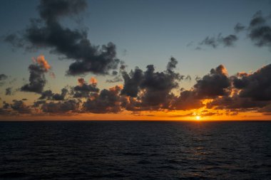 Karayip denizinde muhteşem bir gün batımı.