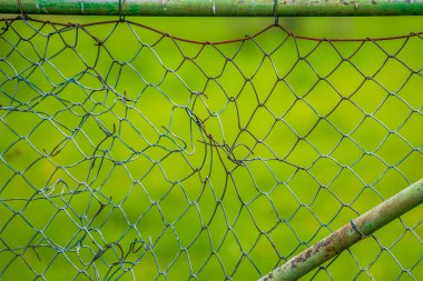 Tarlada kopmuş tel örgüler. 