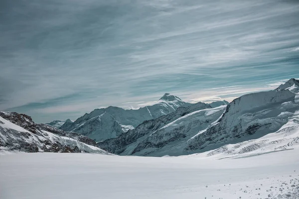 İsviçre Alpleri 'nin kışın panoramik manzarası 