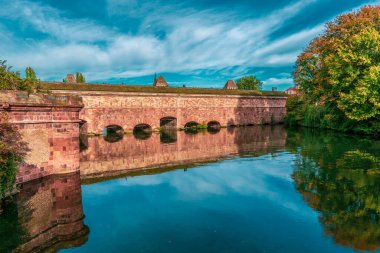 Barrage Vauban, Strasbourg, Fransa 'da bir köprü..