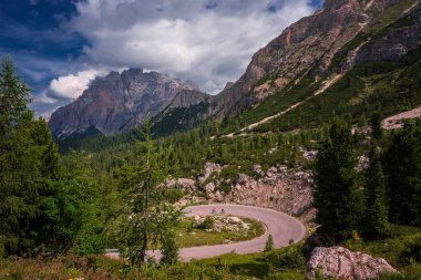 Dolomitlerde bisiklet, Valparola Geçidi.