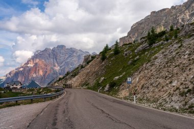 Dolomitlerde bisiklet, Valparola Geçidi.