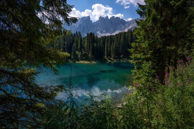 Karersee panoramik görünümü, Dolomitler.