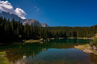 Karersee panoramik görünümü, Dolomitler.