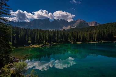 Karersee panoramik görünümü, Dolomitler.