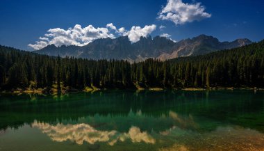 Karersee panoramik görünümü, Dolomitler.