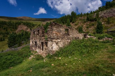 Güney Tyrol 'da eski bir çiftlik evi..