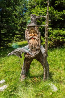 Dolomitlerdeki tahta figür.