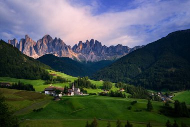 Dolomitler ve St. Magdalena Kilisesi, Güney Tyrol üzerine panoramik görüş.